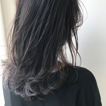 美容院で行うヘッドスパはとても気持ちが良いけれど、何度も施術してもらうにはお金も時間もかかってしまいますよね。そんなヘッドスパが自宅で取り入れられるって知っていましたか?頭皮の血行促進やリラックス効果のあるヘッドスパで、自宅でも手軽に髪の油分のバランスを整えてみましょう。
