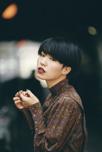 シネマ女優のような「赤リップ×黒髪」の組み合わせ。リップの印象が強い分、アイメイクを控えめにしたり、チークの色味を抑えたりと、どこかに抜け感を作るのがポイントです。
