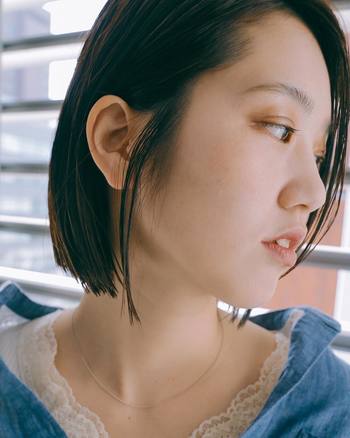 細かなラメのアイシャドウは、目元を控えめにキラキラさせてくれ上品に仕上がります。ワンポイントにシルバーカラーも自然に可愛らしく見えますよ。