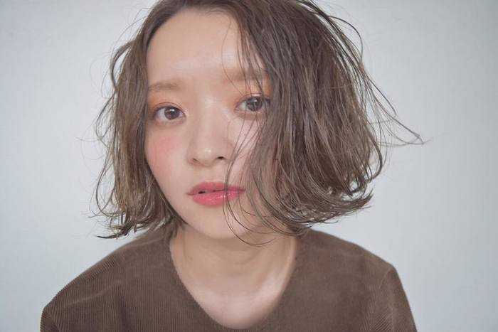 落ち着きのあるテラコッタは、思いきり広い範囲に塗っても派手にならないので、メイク初心者さんでも取り入れやすいカラーです。塗り方や色の濃さを調節すれば、夏だけでなくどの季節でも楽しめます。