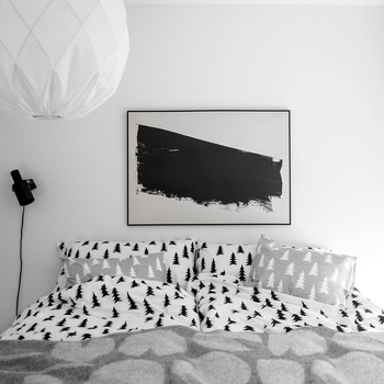心地よい睡眠を手に入れるには、寝具などのカラーやデザインも大切です。睡眠に良いといわれている色もありますが、心がふわっと和む好きな色で統一するのがおすすめ。お気に入りの色に囲まれれば、それだけでリラックスして安眠できそう♪
寝室に入ったときのテンションもアップ。全体のバランスをとるのが難しいときには、モノトーン系でまとめても◎