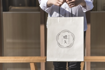 パッケージや紙袋も、京都らしいシンプルで今っぽさと伝統を感じさせるデザインです。