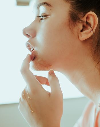 唇は皮膚が薄く、ダメージを受けやすいパーツ。これから紫外線が強くなる季節は、きちんとした対策を行っておかないと、カサカサの残念な唇になってしまいます…。毎日のお手入れで潤いのあるリップを目指しましょう♪