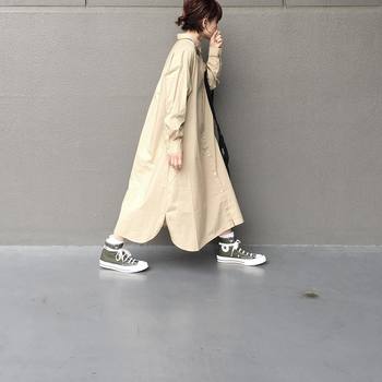 コンバース好きさんには嬉しい、「オリーブ色」のオールスターも。モノトーンコーデの仕上げや、ナチュラルカラーとのコーデにも、大活躍しそうです。