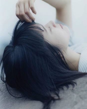 サラサラの髪は、清潔感のある好印象を与えてくれます。ここでご紹介するのは、シャンプーブラシや髪の乾かし方など基本的なヘアケアですが、毎日のお手入れをちょっと意識することでダメージも受けにくくなり、艶のあるサラサラヘアに近づけます。