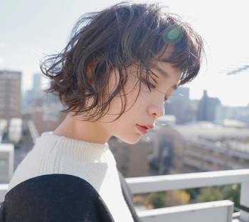肌の日焼け対策は万全でも、意外と唇は油断しがち…。何の対策もしないと紫外線を浴びて、カサカサの原因になってしまいます。UVカット効果のあるリップクリームをぜひ使いましょう!
