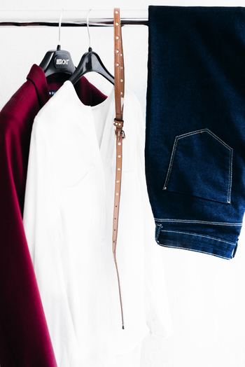 クローゼットがパンパンなのに、それでも服を買ってしまうという人の大半は、新しく買った服を中心にそのシーズンを過ごしている傾向があるよう。「新しく買ったトップスに合うボトムスを……」と、さらに買物を重ねてしまうといった感じです。