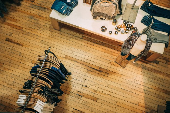 洋服屋さんは誘惑がいっぱい!見てしまうと着てみたくなって、試着してしまうと欲しくなって…とつい心が折れそうに。特にチャレンジ初期は誘惑に勝てない可能性も。できるだけ近づかないのが無難です。