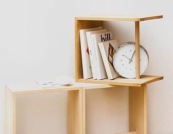 こちらはバウハウスの理念を継承した名作、ウルムスツールですが、無駄が一切なく本当にシンプル!色々な使い方ができますが、数冊本を入れるだけで様になります。