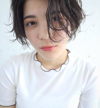 目の腫れぼったさを軽減するには、ノーズシャドウを入れるのが効果的。眉頭の下にあるへこんだ三角部分に、薄くふんわりとベージュブラウンのシェーダーを入れます。シェーダーがなければ、アイブロウパウダーやマットなブラウンシャドウでもOK!
