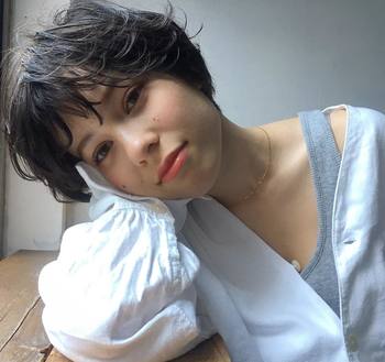 むくんだ顔がさらに厚ぼったくならないよう、ファンデーションなどは薄く軽めに仕上げるのが正解。カバーしたい部分があるときは、コンシーラーを部分的に使うようにしましょう。