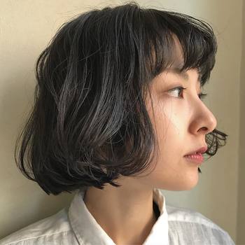 マスカラを塗る前に、マスカラの先端についている余分な液をテッシュでオフしておくと、塗った時ダマにならず1本1本に密着しスッと伸びたきれいなまつ毛になります。下準備は少し面倒と感じる人も多いかもしれませんが、するかしないかで仕上がりに差が出てきますので、このひと手間をぜひプラスしてくださいね。