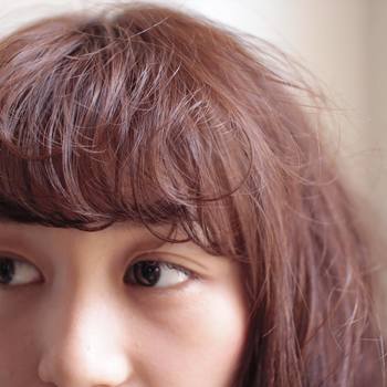 一度にまつ毛全体を上げると、生え際から直角に上がった不自然なカールになってしまいます。自然なカールを出すためにも、必ず「根本・中間・毛先」の三分割を意識しながらビューラーを使いましょう。
