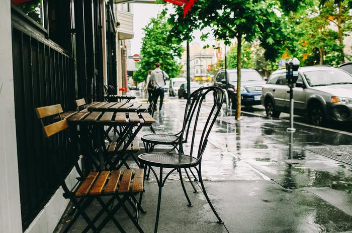 雨の日はちょっと憂鬱ですよね。それって、お気に入りの靴や服が雨に濡れてしまうせいではないでしょうか?
「少しくらい濡れても大丈夫」そう思ってやり過ごしてはいませんか?
ですが、濡れてしまったら台無しになるアイテムも、実は結構あるのです。