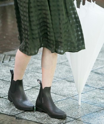 こんな靴やお洋服は選んじゃダメ いつも素敵な人の 雨の日のおしゃれルール キナリノ