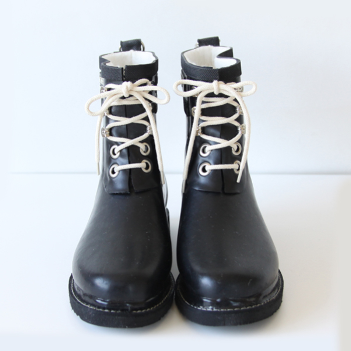 憂鬱な雨の日を楽しみに変える。コーディネートに合せて『レイン