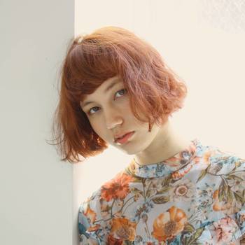 ハイトーンのヘアカラーで、夏っぽさをひと足お先に満喫♪重めバングが軽やかに見え、明るくフレッシュなスタイルが楽しめます。