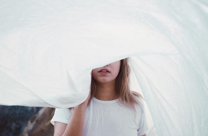 年を重ねることで起こるお肌の衰えは、顔だけでなく足にも起こるんです。肌の水分が足りなくなってくることで、冷えやすい足裏やかかとが乾燥しやすくなります。