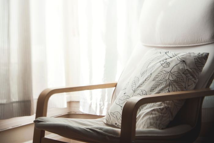 お部屋ですごす時間、わたしたちの視界には壁や窓が常に映り込んでいます。見ていないようで、窓にかけられたカーテンは常に見えているのです。お気に入りのインテリアとちぐはぐなカーテンがかかっていたら、それはとても残念なこと。いつも視界に入るカーテンこそ、お気に入りのファブリックを選びたいものですよね。そんなカーテンの基礎知識から、選び方、コーディネートのヒントまで、余すことなくご紹介いたします!