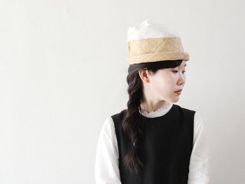 名前の通り、山(ヒマラヤ)をイメージして作られた「chisaki(チサキ)」のハット。見る角度によって表情が異なるユニークな形が特徴です。夏のお出かけコーデのアクセントに、いつもとは違う新鮮な着こなしを楽しめるはずです。