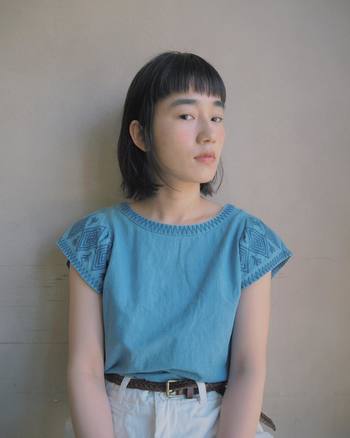サイドを耳にかける場合は、あえてこめかみ部分の髪を残して。チラッと覗く耳が、表情を女性らしく、かつフレッシュに引き立ててくれますよ♪