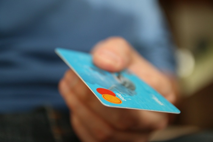 海外旅行には欠かせないアイテムの1つ、クレジットカード。現地のATMで現地通貨を引き出したり、日本同様に宿やレストランでカード支払いが出来ます。色々と種類がありますが、おすすめはVisaカード。その他、国際ブランドであれば、ほとんどの国で問題なく使えますよ。