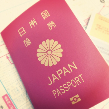 パスポートを忘れてしまったら、今までの旅の準備が全て水の泡。海外旅行で1番と言って良いほど重要なアイテムです。絶対に忘れないで!