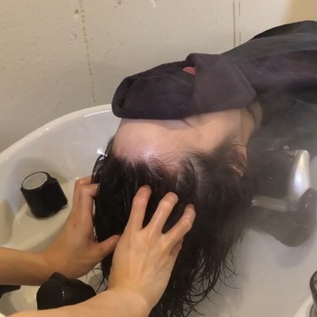紫外線を浴びると、髪内部の栄養や水分が奪われ、髪や頭皮が乾燥してしまいがち。そのため、髪や頭皮の保湿をしっかりと行うことが大切です。シャンプーをする際も、髪に潤いを与えてくれるシャンプーを選ぶとよいでしょう。
