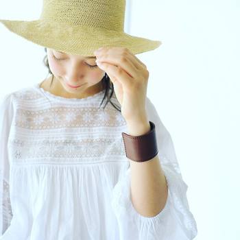 お出かけの際は、帽子をかぶって髪の毛を紫外線から守ってあげましょう。今はおしゃれな帽子がたくさん出ていますので、その日のファッションに合わせて帽子を変えたり、ヘアアレンジで工夫したりと、楽しみながら紫外線対策をすることができますね♪