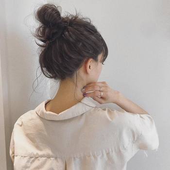 髪の分け目を作らず、ざっくりとまとめたルーズなお団子スタイル。お団子アレンジはロングヘアでボリュームがある髪でも全体的にスッキリとまとめます。ルーズさがこなれ感を出していてオシャレさもUP。低い位置のお団子なら帽子スタイルとも相性抜群◎