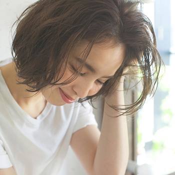 夏の髪の紫外線対策とヘアケア方法をご紹介しました。いかがでしたでしょうか。肌と同じように髪も紫外線対策や保湿が大切す。正しい紫外線対策をやヘアケア方法を取り入れて、髪をしっかりと守りながら残りの夏を楽しみましょう♪夏の髪の予防が、秋以降の美しい髪のキープにつながりますよ♪