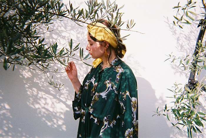 シックでいて華やか ボタニカル アイテムで楽しむ大人の着こなし キナリノ