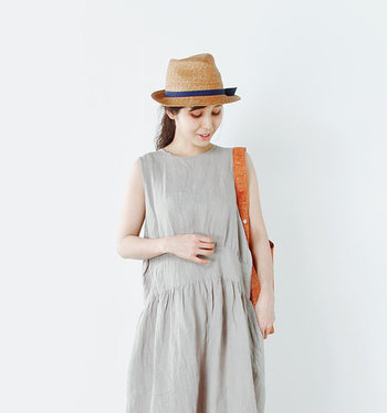 手紡ぎ、手織り、全工程を手作業で仕上げられた伝統ある生地「KHADI LINEN」を使用した、ノースリーブワンピース。大人らしい夏素材のリネンを使い、どこか都会的でおしゃれな風合いに仕上がっています。リネン特有のすとんとしたシルエットで、とても楽ちんに着られるので夏の間中、大活躍間違いなしのアイテムです。