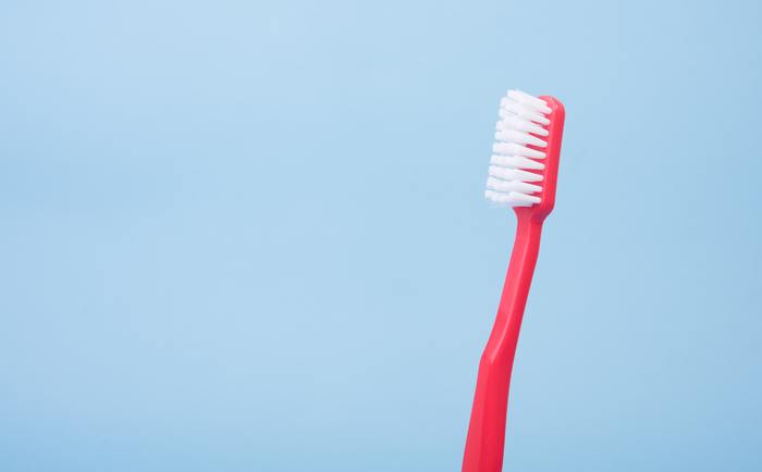 同じ歯ブラシを長く使っていませんか?毛が開いてきたときはもちろん、そうでなくても1ヶ月に1回を目安に交換するのがオススメ!それ以上経過すると毛にコシがなくなり、細菌も増殖し始めます。歯ブラシが痛んでくるときちんと当てて動かしても磨き残しが出てしまい、頑張りが無駄骨になってしまいますよ!