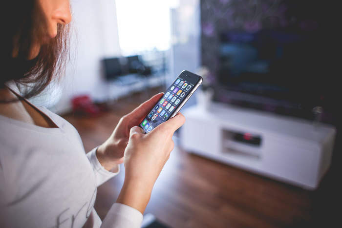 テレビを見ながら…スマホをいじりながら…『ながら磨き』をしていませんか?そんな方は要注意です!歯磨きに集中できないので、磨き残しが増えてしまっているかも。