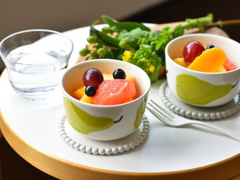 何を入れても華やかに彩ってくれるボウルは、スープはもちろん3時のおやつにも◎。