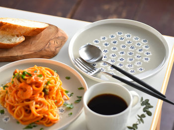 プレートは、使いやすい20cmサイズ。ワンプレートにもぴったりです。お料理をのせた隙間から、ちらりとのぞく小花柄が可愛い!