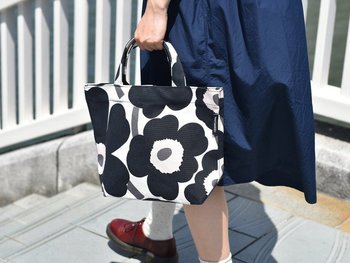 UNIKKOの中柄版「PIENI UNIKKO(ピエニウニッコ)」のミニバッグ。黒の花に薄いピンクが映える甘さ控えめのコントラストが、花柄でもスッキリと大人でも使いやすいデザインです。