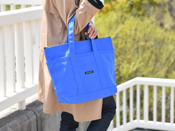 シンプルな形と、豊富なカラーバリエーションが人気の定番トートバッグもこの期間中お買い得に。絶妙な色味のブルーは、コーデのポイントになりながら、スッキリ馴染んでくれます。トートバッグは、バッグの上部を中に折り込むと一回り小さなトートバッグに変身。しっかりとしたキャンバス素材なので、デイリーユースにぴったりのアイテムです。