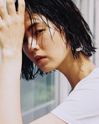 潔く切り込まれた毛先が、クールな女性らしさを実現。ワックスやジェルはたっぷり使い、個性的なカットが醸すこなれムードを後押し!