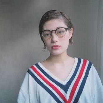 スリークヘアと大きめ眼鏡は相思相愛。レトロかつボーイッシュな雰囲気が、今っぽいおしゃれ感を誘います。洋服もトラッドテイストのアイテムを選ぶのがGOOD!