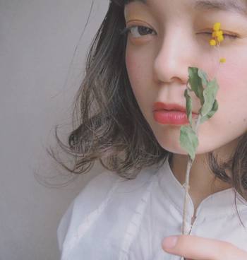 さらに下まぶたの縁には、芯が柔らかいホワイトのアイライナーをON。白目が広がったように見え、縦幅に高さを出すことができます。