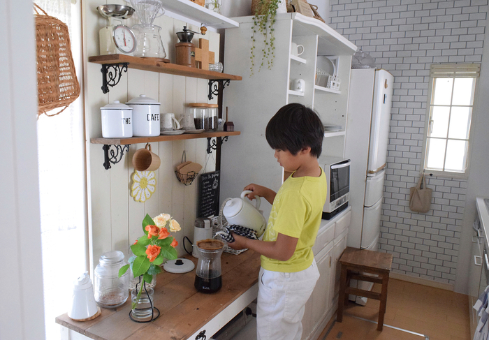 子供が片付けてくれると本当に助かりますよね。でももっと、もっと、とその片付け方のレベルを上げて要求していませんか?すぐに大人の思うような理想を押し付けるのではなく、ゆっくりと子供に向き合い、今できることを最大限に引き出して上げて、褒めてあげる、そして子供達には「ありがとう」という感謝の気持ちも忘れずに伝えたいですね。