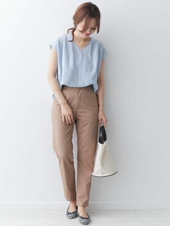 シックで涼やかな大人の青色 グレイッシュブルー でつくるハイセンスな夏コーデ キナリノ