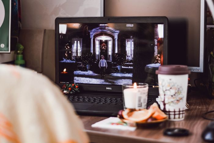 外に出て新しい映画を見るよりも、おうちでゆったりしながら映画を見るのもいいですね。DVDを買っていて何度も見ているような、自分の中での名作をもう一度見てみるのもおすすめです。