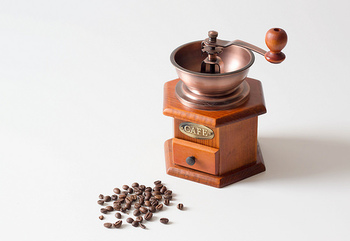 コーヒーを水で抽出することで、カフェインや苦味のもとになるタンニンという成分が溶け出しにくい傾向があります。
水出しコーヒーの場合は、苦味の強い深煎りの豆が美味しく飲めると言われています。
目安として、フレンチローストや、イタリアンローストと呼ばれるまで煎った豆です。
逆に、水出しの場合、浅煎りの豆、中焙煎の豆は、酸味が強くなり過ぎてしまう傾向があります。