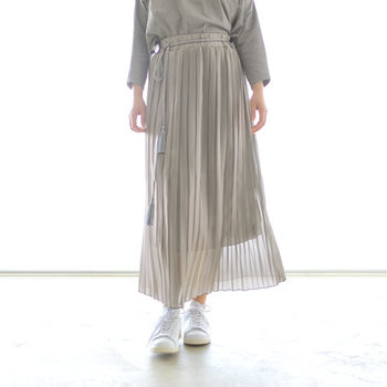 上品な光沢感があり、動くたびに揺れるプリーツが女性らしい印象のスカートです。落ち感のある滑らかな縦ラインが下半身をすっきりと見せ、ウエストゴムで快適な着心地に。