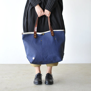 非常に丈夫な帆布素材で作られた「SUNSET CRAFTSMAN Co.(サンセット クラフツマン カンパニー)」のトートバッグは、細部に至るまで手作業で丁寧に作り込まれており、永く愛用できる、まさに一生モノと呼ぶにふさわしい逸品です。コットンキャンバスにレザー、そして真鍮が時間の経過とともに深みのある表情へと変化していく様も楽しみたいですね。