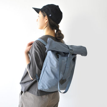 イギリスのバッグブランド「millican(ミリカン)」の、トートとバックパックの2wayで使えるバッグです。ハンドストラップとショルダーハーネスを兼用することで、荷物の容量に合わせて柔軟に対応することができます。雑誌が入る大きめのポケットに、小分けに便利なポケットが2つ、貴重品の収納にも便利なジップポケットを備え、収納力も◎。