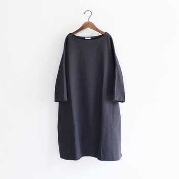 ドロップショルダーと、ゆったりとした身幅が特徴的なビッグTee。目の詰まった肉厚コットンを使用しているので、型崩れしにくくデイリー使いにぴったりのアイテムです。